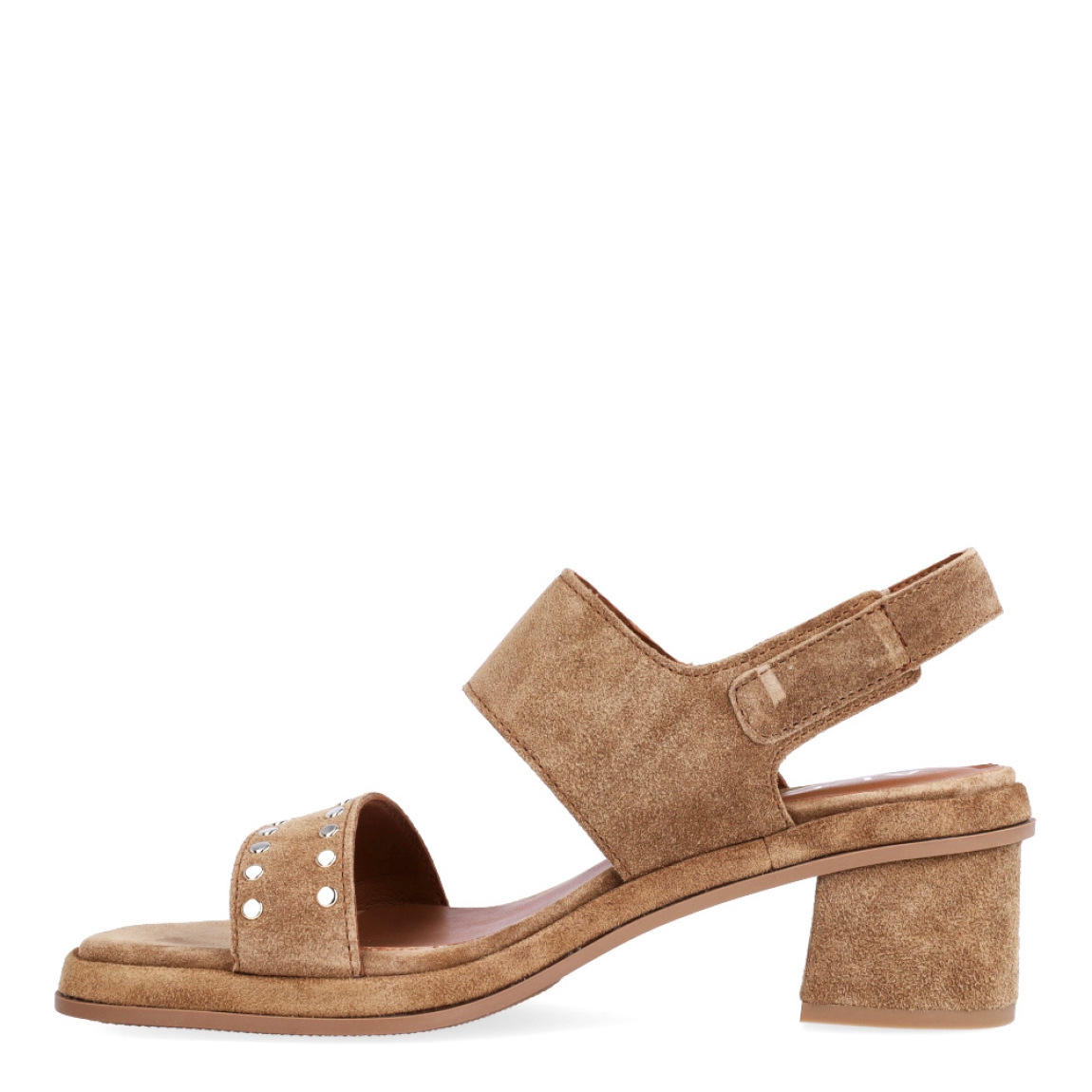 Sandalias de la marca Alpe, modelo SENDA. Exterior en ante color cuero con detalle de tachuelas en tira de pala. Interior en ante y piel color cuero. Cierre de sandalias Alpe con hebilla en tobillo. Sandalias con tacón de 5cm de altura. Estas sandalias Alpe SENDA es un complemento ideal para tus looks de temporada!