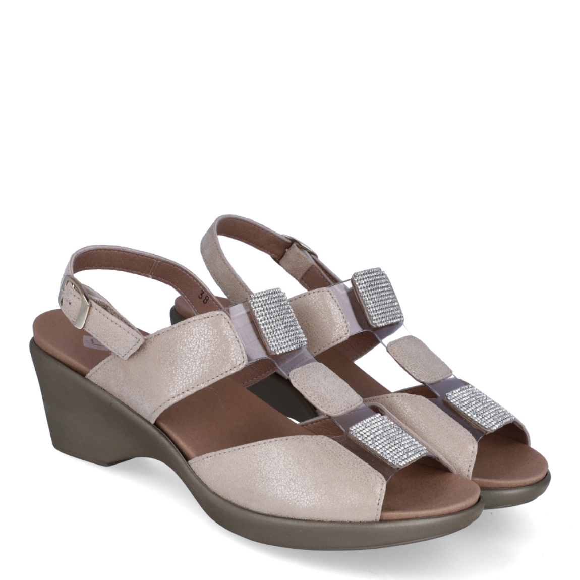 Sandalias de la marca PieSanto, modelo NIKITA. Exterior de las sandalias en piel color beig con detalle de brillantes en la pala. Interior de las sandalias en piel color marrón, con plantilla acolchada y extraíble para máxima comodidad. Cierre de las sandalias PieSanto con hebilla en el tobillo y cuña de 4cm de altura. Estas sandalias PieSanto NIKITA son un complemento ligero y perfecto para esta temporada. No te puede faltar en el armario.