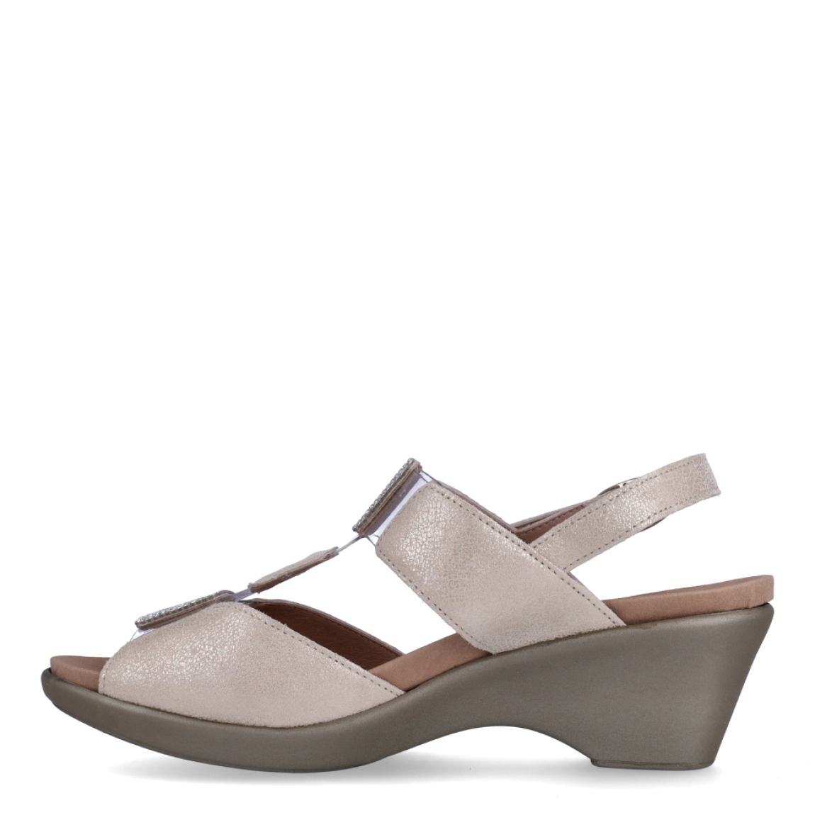 Sandalias de la marca PieSanto, modelo NIKITA. Exterior de las sandalias en piel color beig con detalle de brillantes en la pala. Interior de las sandalias en piel color marrón, con plantilla acolchada y extraíble para máxima comodidad. Cierre de las sandalias PieSanto con hebilla en el tobillo y cuña de 4cm de altura. Estas sandalias PieSanto NIKITA son un complemento ligero y perfecto para esta temporada. No te puede faltar en el armario.