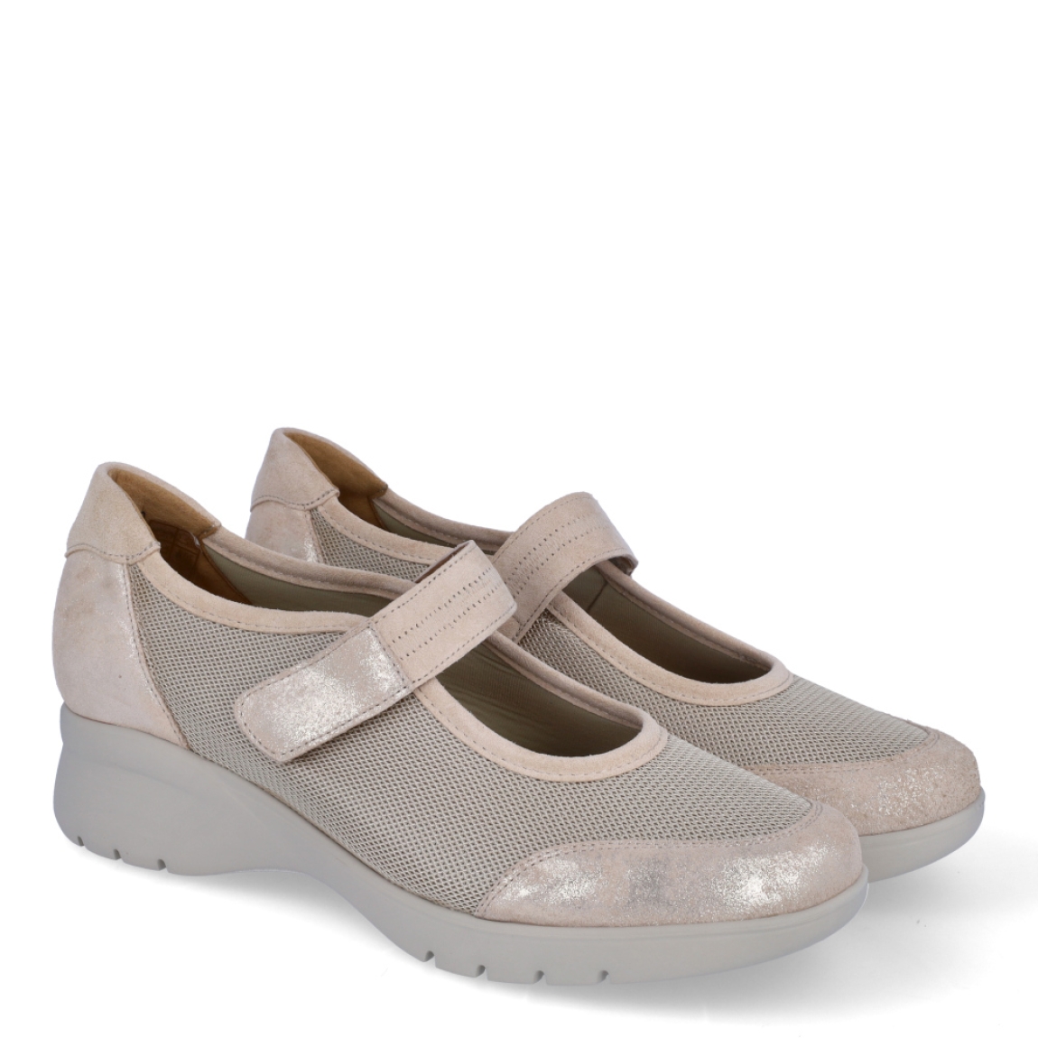 Merceditas de la marca PieSanto, modelo SUSANE. Exterior en naylon color beig con punta redonda y detalle piel beig brillante. Interior color camel con plantilla acolchada y extraíble. Cierre de las merceditas PieSanto con velcro y suela de goma con cuña de 4cm de altura. Estas merceditas PieSanto SUSANE son un complemento con estilo y combinables con diferentes looks!
