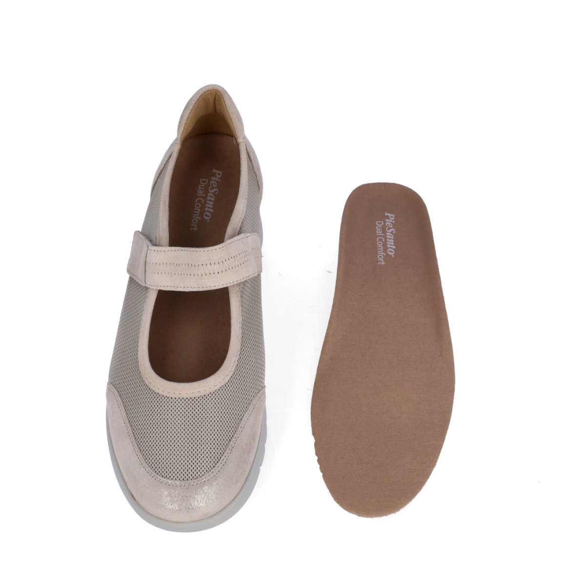 Merceditas de la marca PieSanto, modelo SUSANE. Exterior en naylon color beig con punta redonda y detalle piel beig brillante. Interior color camel con plantilla acolchada y extraíble. Cierre de las merceditas PieSanto con velcro y suela de goma con cuña de 4cm de altura. Estas merceditas PieSanto SUSANE son un complemento con estilo y combinables con diferentes looks!