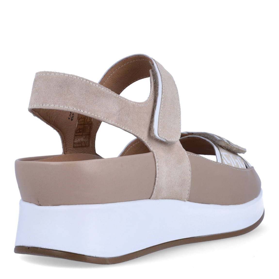 Sandalias de la marca PieSanto, modelo MELI. Exterior de las sandalias en ante color beig con tiras en pala cruzadas. Interior de las sandalias en piel color beig, con plantilla acolchada y extraíble para máxima comodidad. Cierre de las sandalias PieSanto con doble velcro y cuña de 5cm de altura. Estas sandalias PieSanto MELI son un complemento ligero y perfecto para esta temporada. No te puede faltar en el armario.
