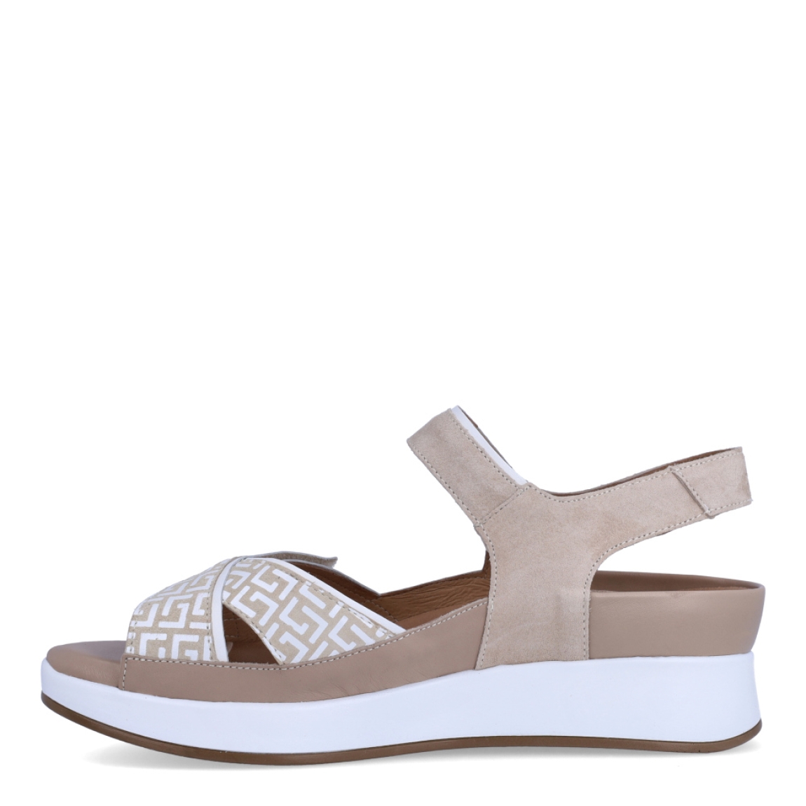 Sandalias de la marca PieSanto, modelo MELI. Exterior de las sandalias en ante color beig con tiras en pala cruzadas. Interior de las sandalias en piel color beig, con plantilla acolchada y extraíble para máxima comodidad. Cierre de las sandalias PieSanto con doble velcro y cuña de 5cm de altura. Estas sandalias PieSanto MELI son un complemento ligero y perfecto para esta temporada. No te puede faltar en el armario.