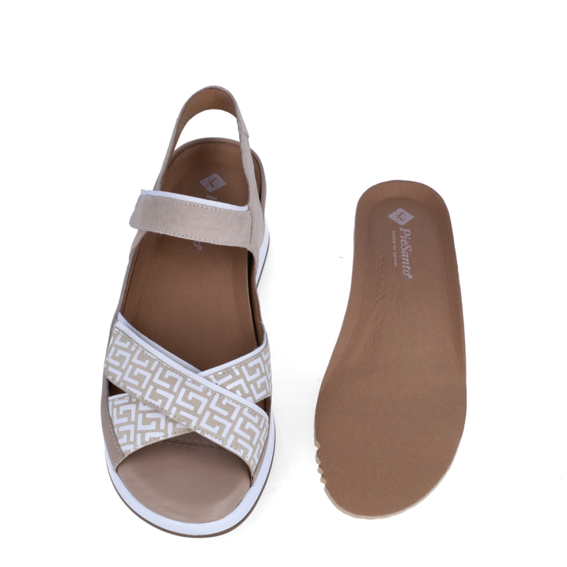 Sandalias de la marca PieSanto, modelo MELI. Exterior de las sandalias en ante color beig con tiras en pala cruzadas. Interior de las sandalias en piel color beig, con plantilla acolchada y extraíble para máxima comodidad. Cierre de las sandalias PieSanto con doble velcro y cuña de 5cm de altura. Estas sandalias PieSanto MELI son un complemento ligero y perfecto para esta temporada. No te puede faltar en el armario.