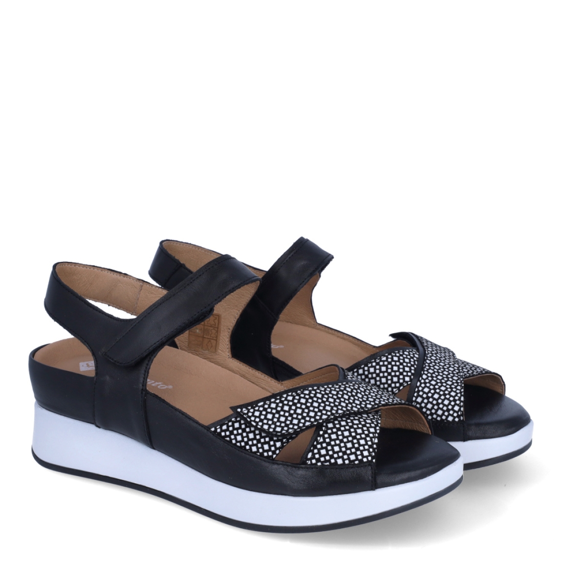Sandalias de la marca PieSanto, modelo MELI. Exterior de las sandalias en ante color negro con tiras en pala cruzadas. Interior de las sandalias en piel color beig, con plantilla acolchada y extraíble para máxima comodidad. Cierre de las sandalias PieSanto con doble velcro y cuña de 5cm de altura. Estas sandalias PieSanto MELI son un complemento ligero y perfecto para esta temporada. No te puede faltar en el armario.