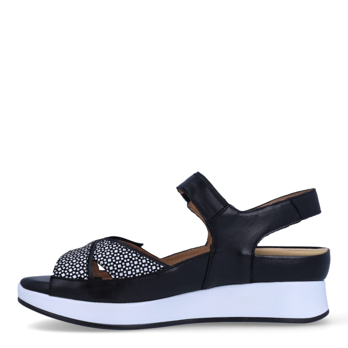 Sandalias de la marca PieSanto, modelo MELI. Exterior de las sandalias en ante color negro con tiras en pala cruzadas. Interior de las sandalias en piel color beig, con plantilla acolchada y extraíble para máxima comodidad. Cierre de las sandalias PieSanto con doble velcro y cuña de 5cm de altura. Estas sandalias PieSanto MELI son un complemento ligero y perfecto para esta temporada. No te puede faltar en el armario.