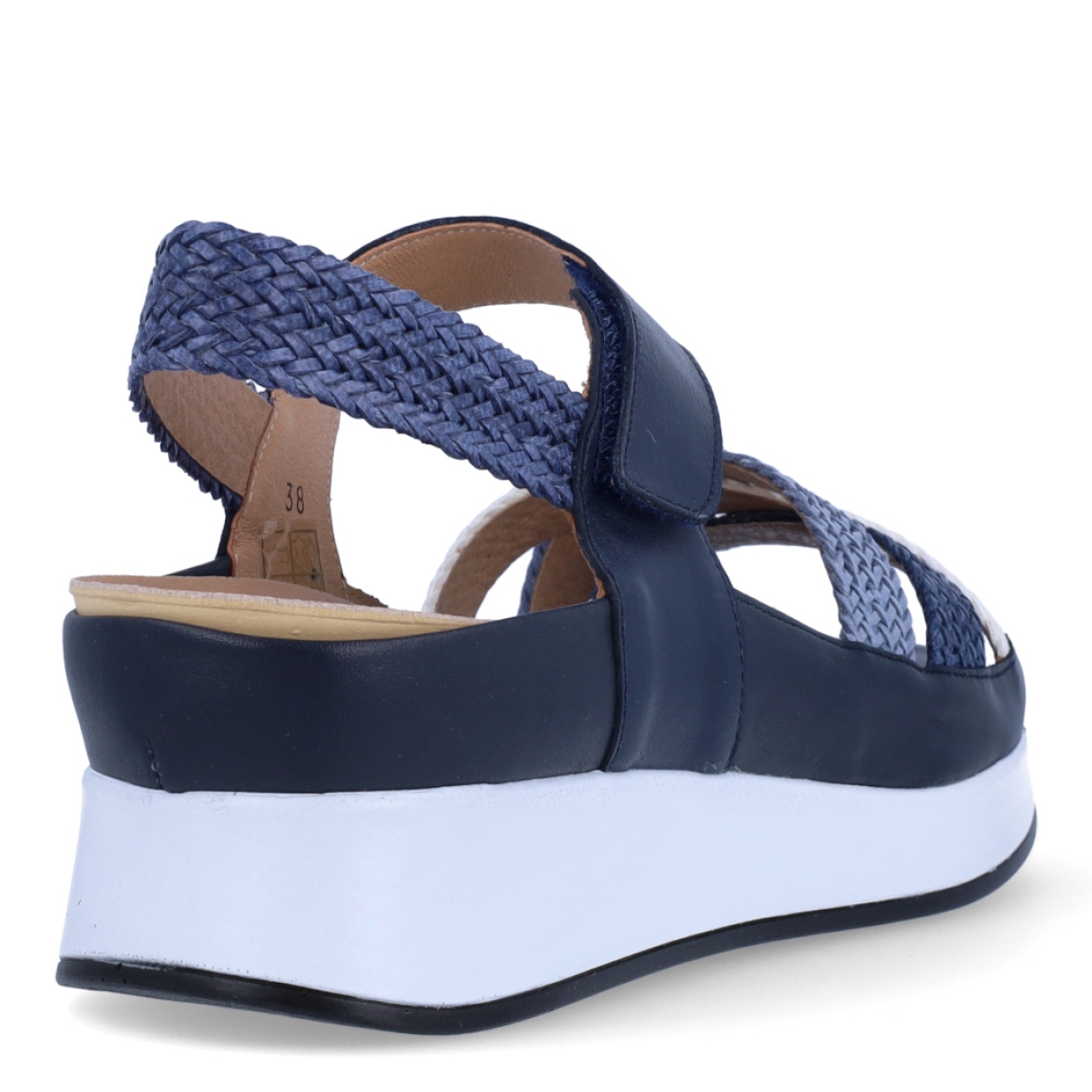 Sandalias de la marca PieSanto, modelo LOURDES. Exterior de las sandalias en piel trenzada color azul con tiras en pala cruzadas. Interior de las sandalias en piel color beig, con plantilla acolchada y extraíble para máxima comodidad. Cierre de las sandalias PieSanto con velcro y cuña de 5cm de altura. Estas sandalias PieSanto LOURDES son un complemento ligero y perfecto para esta temporada. No te puede faltar en el armario.