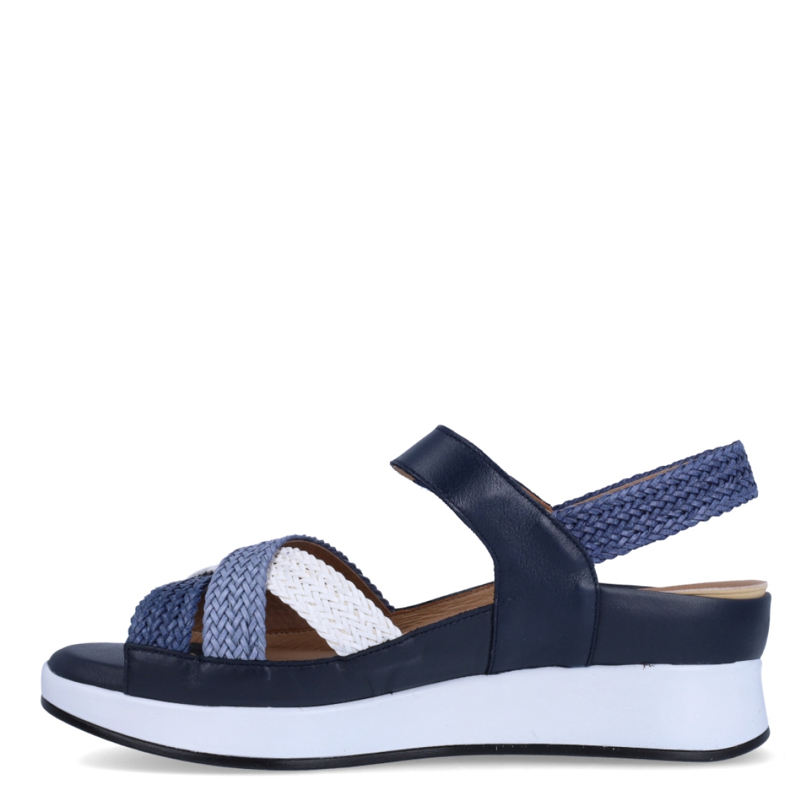 Sandalias de la marca PieSanto, modelo LOURDES. Exterior de las sandalias en piel trenzada color azul con tiras en pala cruzadas. Interior de las sandalias en piel color beig, con plantilla acolchada y extraíble para máxima comodidad. Cierre de las sandalias PieSanto con velcro y cuña de 5cm de altura. Estas sandalias PieSanto LOURDES son un complemento ligero y perfecto para esta temporada. No te puede faltar en el armario.