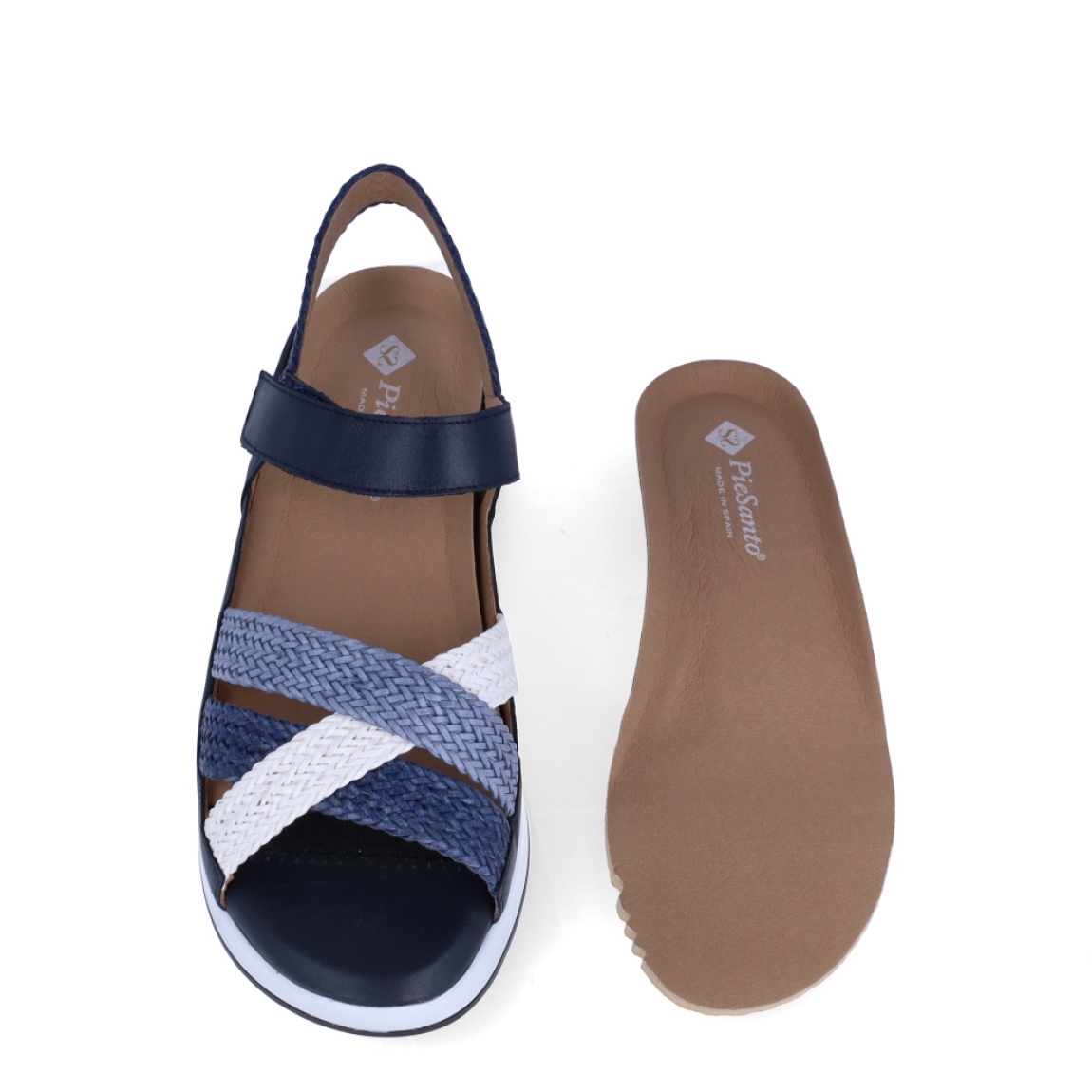Sandalias de la marca PieSanto, modelo LOURDES. Exterior de las sandalias en piel trenzada color azul con tiras en pala cruzadas. Interior de las sandalias en piel color beig, con plantilla acolchada y extraíble para máxima comodidad. Cierre de las sandalias PieSanto con velcro y cuña de 5cm de altura. Estas sandalias PieSanto LOURDES son un complemento ligero y perfecto para esta temporada. No te puede faltar en el armario.