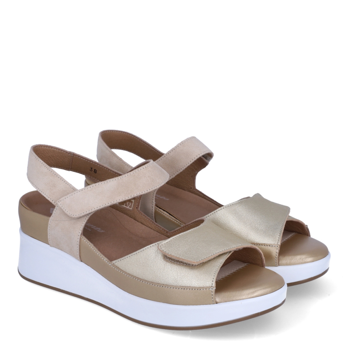 Sandalias de la marca PieSanto, modelo CASS. Exterior de las sandalias en piel color platino con tiras en pala. Interior de las sandalias en piel color beig, con plantilla acolchada y extraíble para máxima comodidad. Cierre de las sandalias PieSanto con doble velcro y cuña de 4cm de altura. Estas sandalias PieSanto CASS son un complemento ligero y perfecto para esta temporada. No te puede faltar en el armario.