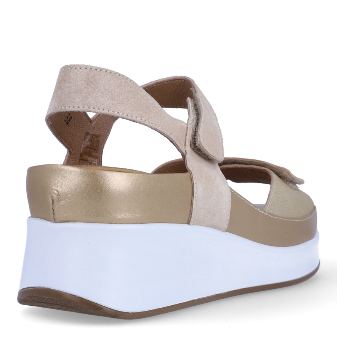 Sandalias de la marca PieSanto, modelo CASS. Exterior de las sandalias en piel color platino con tiras en pala. Interior de las sandalias en piel color beig, con plantilla acolchada y extraíble para máxima comodidad. Cierre de las sandalias PieSanto con doble velcro y cuña de 4cm de altura. Estas sandalias PieSanto CASS son un complemento ligero y perfecto para esta temporada. No te puede faltar en el armario.