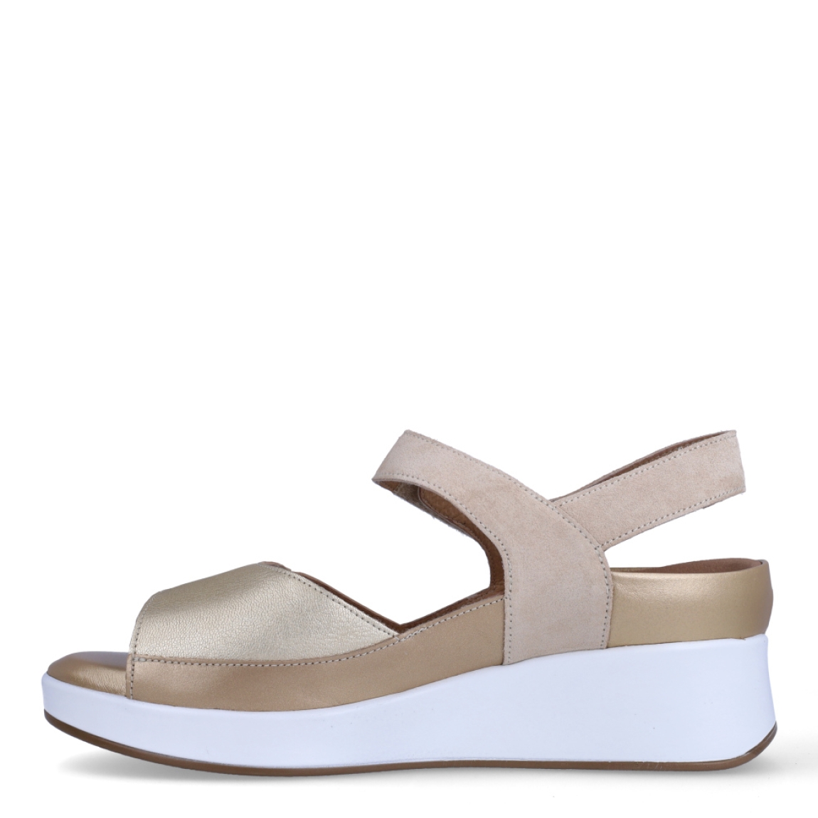Sandalias de la marca PieSanto, modelo CASS. Exterior de las sandalias en piel color platino con tiras en pala. Interior de las sandalias en piel color beig, con plantilla acolchada y extraíble para máxima comodidad. Cierre de las sandalias PieSanto con doble velcro y cuña de 4cm de altura. Estas sandalias PieSanto CASS son un complemento ligero y perfecto para esta temporada. No te puede faltar en el armario.