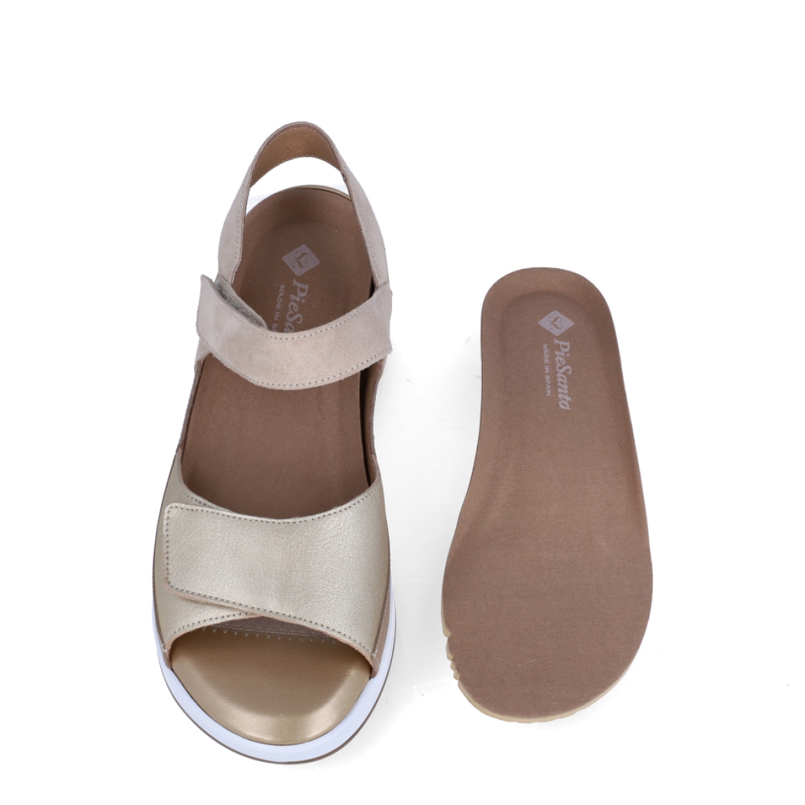 Sandalias de la marca PieSanto, modelo CASS. Exterior de las sandalias en piel color platino con tiras en pala. Interior de las sandalias en piel color beig, con plantilla acolchada y extraíble para máxima comodidad. Cierre de las sandalias PieSanto con doble velcro y cuña de 4cm de altura. Estas sandalias PieSanto CASS son un complemento ligero y perfecto para esta temporada. No te puede faltar en el armario.