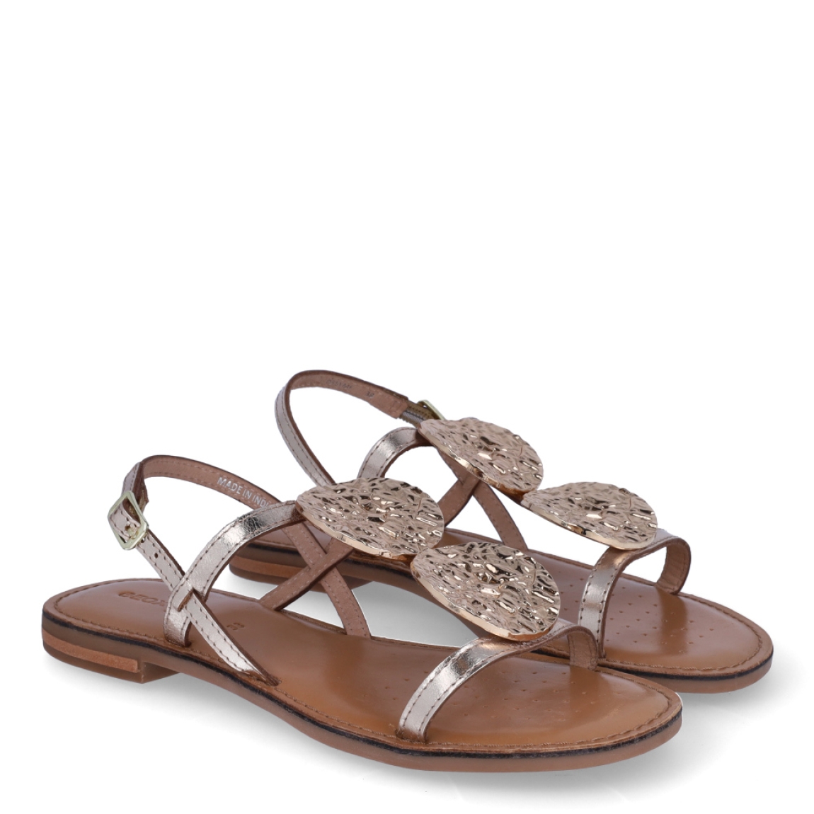Sandalias de la marca Geox, modelo VIRGI. Exterior en piel color oro con aplicaciones de brillantes. Interior en piel color camel. Cierre de sandalias Geox con hebilla. Sandalias con suela plana. Estas sandalias Geox VIRGI son unas clásicas, que darán a tu look un estilo único!