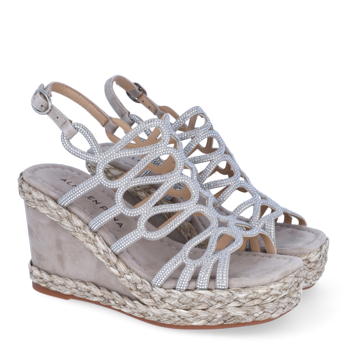 Sandalias de la marca Alma en Pena, modelo GLORE. Exterior en ante color taupe con tiras entrelazadas en toda la pala con detalle de piedrería. Interior en ante color taupe y punta cuadrada. Cierre con hebilla y la altura del tacón es de 9cm. Estas sandalias Alma en Pena son sin dudas, un complemento especial en tus looks, les un estilo único!