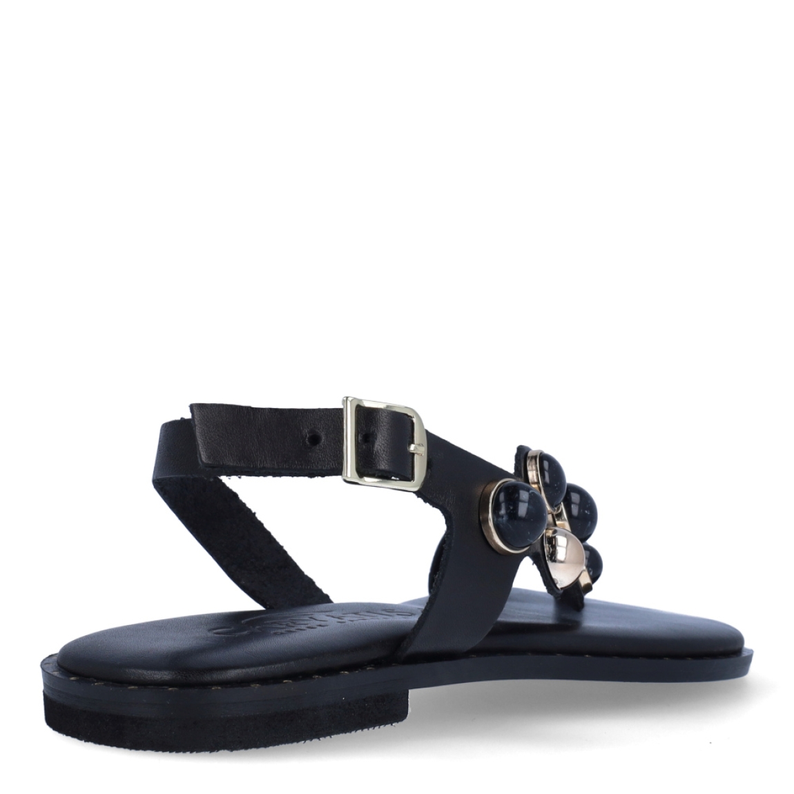 Esclavas de la marca Caryatis, modelo SENDRA. Exterior de las esclavas en piel color negro con adornos en piedrería. Cierre de las esclavas con hebilla y suela plana. Estas esclavas Caryatis SENDRA es un producto de alta calidad, pensado en la comodidad y elegancia. No puede faltar en tu armario de temporada.