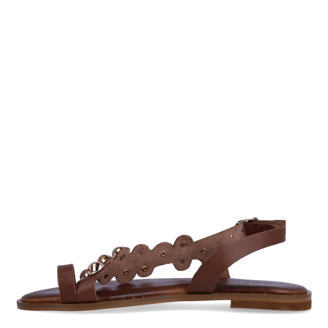 Esclavas de la marca Caryatis, modelo SENDRA. Exterior de las esclavas en piel color marrón con adornos en piedrería. Cierre de las esclavas con hebilla y suela plana. Estas esclavas Caryatis SENDRA es un producto de alta calidad, pensado en la comodidad y elegancia. No puede faltar en tu armario de temporada.
