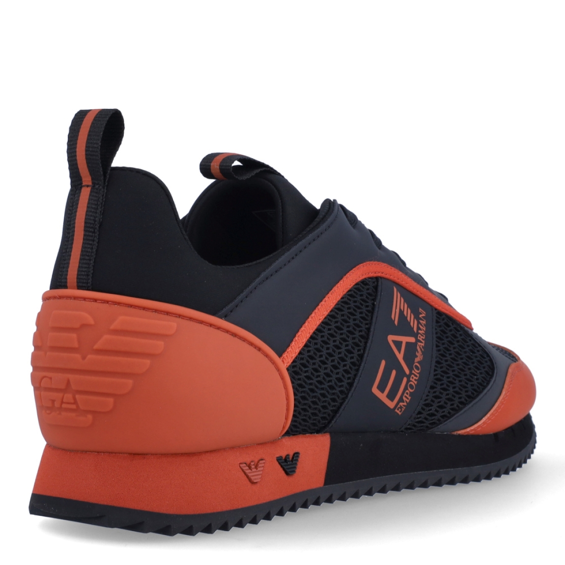 Deportiva de la marca Armani Exchange, modelo X8X. Exterior de la deportiva de piel color negro con naranja. Detalle logotipo lateral en piel de color naranja. Interior de la deportiva de textil de color negro. Cierre de la deportiva con cordones. Deportiva con suela plana de goma. Deportiva con plantilla acolchada. La deportiva X8X de Armani Exchange es una deportiva clásica y cómoda, perfecta para el día a día.