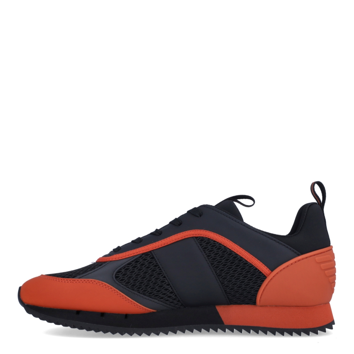 Deportiva de la marca Armani Exchange, modelo X8X. Exterior de la deportiva de piel color negro con naranja. Detalle logotipo lateral en piel de color naranja. Interior de la deportiva de textil de color negro. Cierre de la deportiva con cordones. Deportiva con suela plana de goma. Deportiva con plantilla acolchada. La deportiva X8X de Armani Exchange es una deportiva clásica y cómoda, perfecta para el día a día.