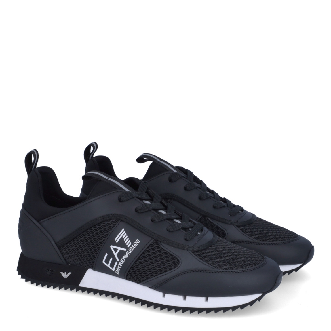 Deportiva de la marca Armani Exchange, modelo X8X. Exterior de la deportiva de piel color negro. Detalle logotipo lateral en piel de color blanco. Interior de la deportiva de textil de color negro. Cierre de la deportiva con cordones. Deportiva con suela plana de goma. Deportiva con plantilla acolchada. La deportiva X8X de Armani Exchange es una deportiva clásica y cómoda, perfecta para el día a día.