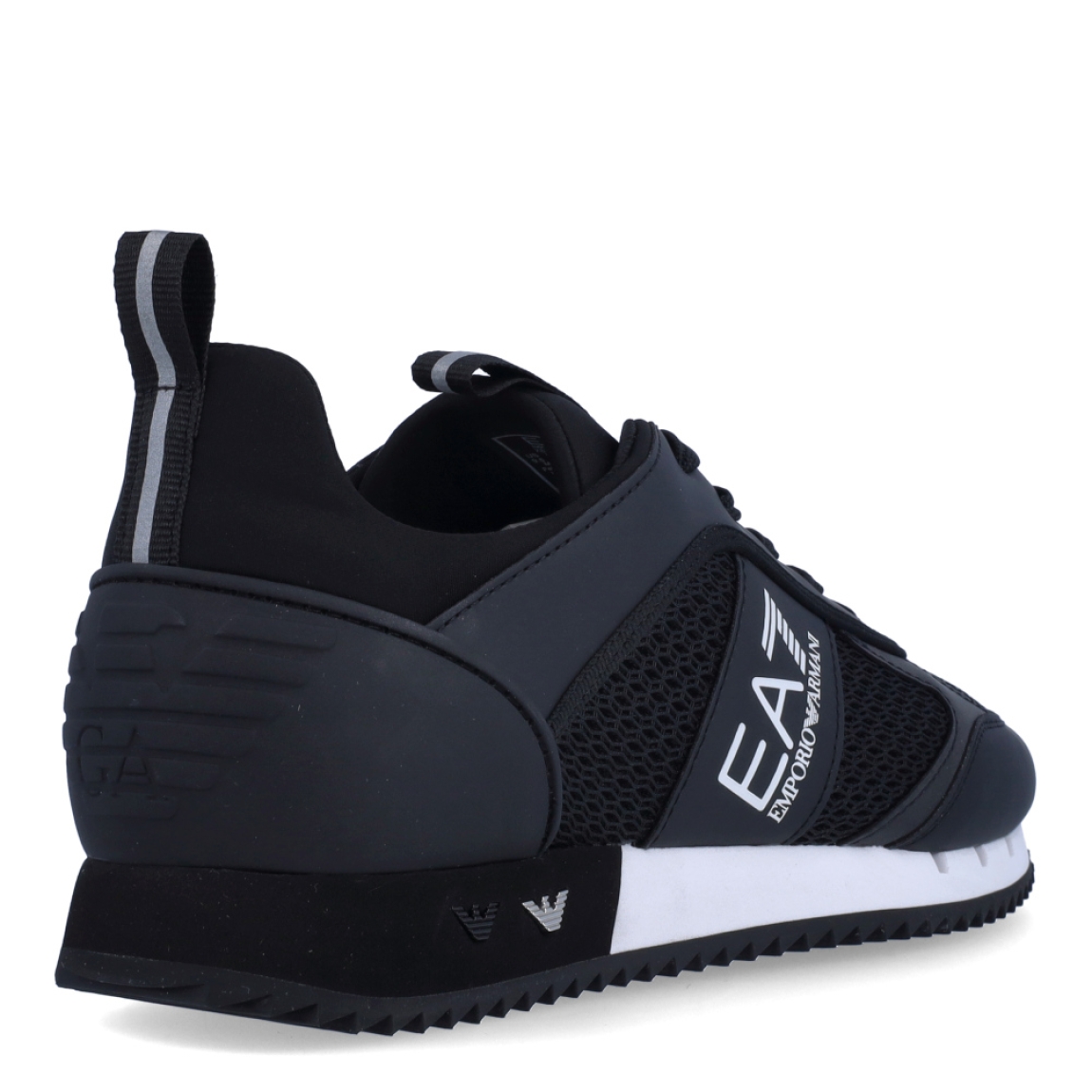 Deportiva de la marca Armani Exchange, modelo X8X. Exterior de la deportiva de piel color negro. Detalle logotipo lateral en piel de color blanco. Interior de la deportiva de textil de color negro. Cierre de la deportiva con cordones. Deportiva con suela plana de goma. Deportiva con plantilla acolchada. La deportiva X8X de Armani Exchange es una deportiva clásica y cómoda, perfecta para el día a día.