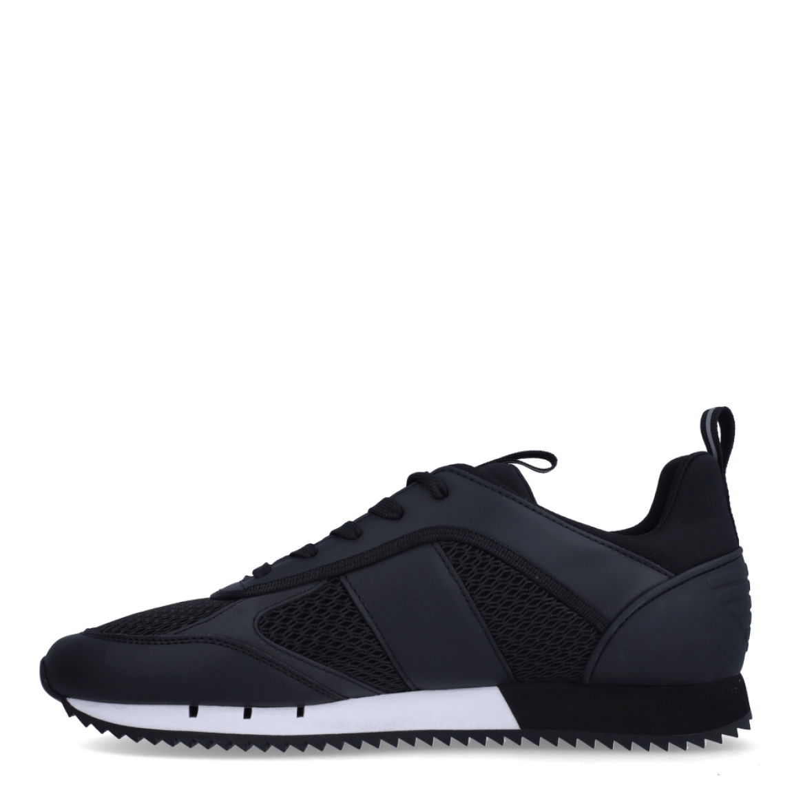 Deportiva de la marca Armani Exchange, modelo X8X. Exterior de la deportiva de piel color negro. Detalle logotipo lateral en piel de color blanco. Interior de la deportiva de textil de color negro. Cierre de la deportiva con cordones. Deportiva con suela plana de goma. Deportiva con plantilla acolchada. La deportiva X8X de Armani Exchange es una deportiva clásica y cómoda, perfecta para el día a día.