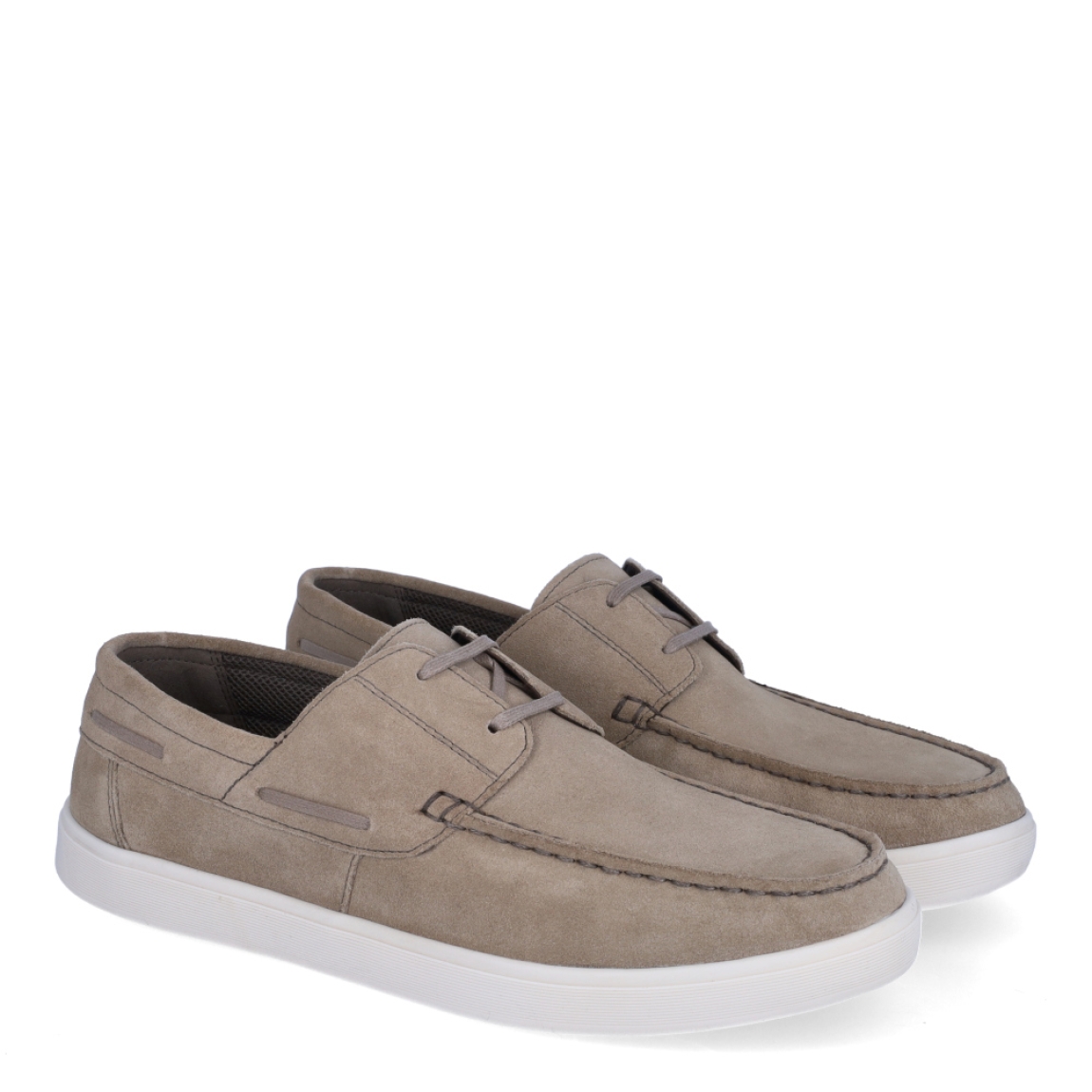 Náuticos de la marca Geox, modelo UA45. Exterior en ante color taupe con punta redonda. Interior en textil color taupe. Cierre con cordones y suela plana. Estos náuticos son ideales para esta temporada!