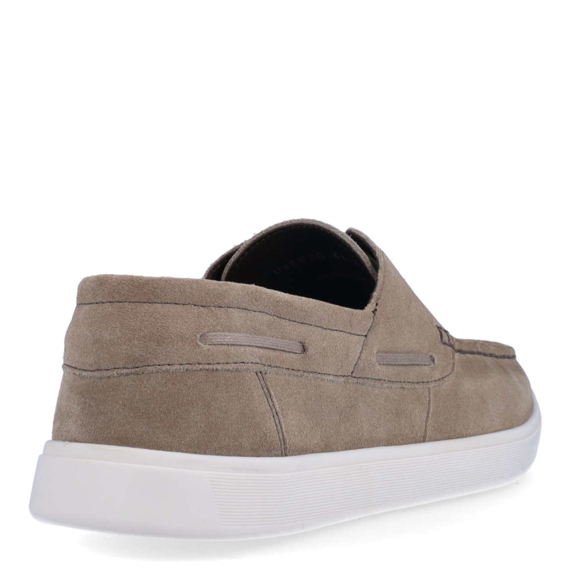 Náuticos de la marca Geox, modelo UA45. Exterior en ante color taupe con punta redonda. Interior en textil color taupe. Cierre con cordones y suela plana. Estos náuticos son ideales para esta temporada!