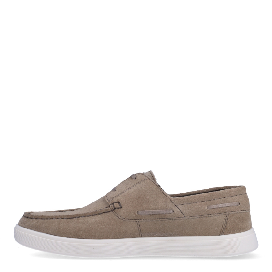 Náuticos de la marca Geox, modelo UA45. Exterior en ante color taupe con punta redonda. Interior en textil color taupe. Cierre con cordones y suela plana. Estos náuticos son ideales para esta temporada!