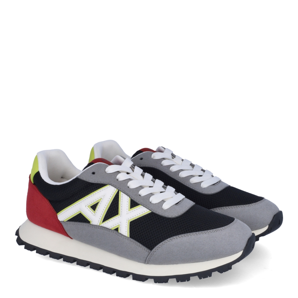 Deportivas de la marca Armani Exchange, modelo XUX. Exterior en naylon color gris con detalles en negro, verde y rojo. Interior en piel color blanco, con plantilla acolchada y extraíble para máxima comodidad. Cierre de las deportivas con cordones. Deportivas con suela de goma plana. Estas deportivas Armani Exchange XUX son un complemento ideal de comodidad y estilo para tu día a día.