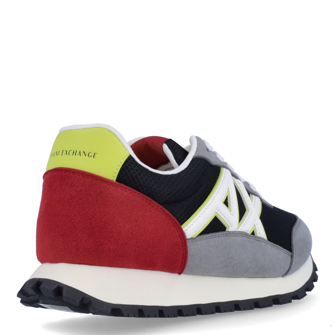 Deportivas de la marca Armani Exchange, modelo XUX. Exterior en naylon color gris con detalles en negro, verde y rojo. Interior en piel color blanco, con plantilla acolchada y extraíble para máxima comodidad. Cierre de las deportivas con cordones. Deportivas con suela de goma plana. Estas deportivas Armani Exchange XUX son un complemento ideal de comodidad y estilo para tu día a día.