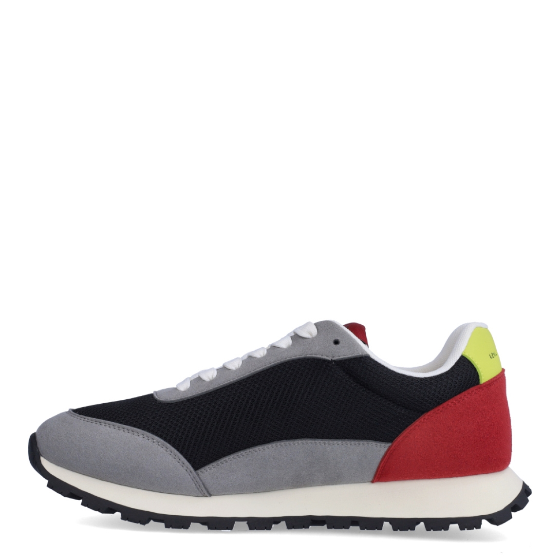 Deportivas de la marca Armani Exchange, modelo XUX. Exterior en naylon color gris con detalles en negro, verde y rojo. Interior en piel color blanco, con plantilla acolchada y extraíble para máxima comodidad. Cierre de las deportivas con cordones. Deportivas con suela de goma plana. Estas deportivas Armani Exchange XUX son un complemento ideal de comodidad y estilo para tu día a día.