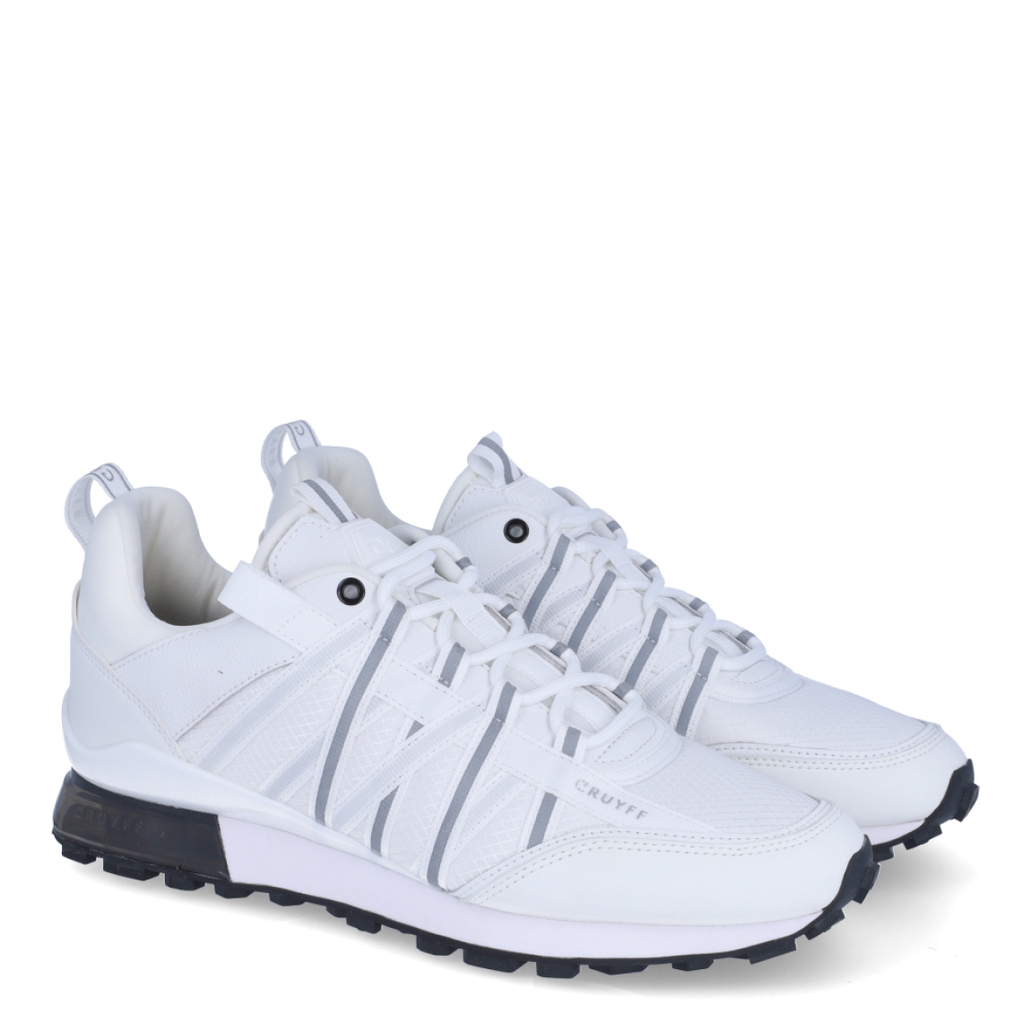 Deportiva de la marca Cruyff, modelo REX. Exterior de la deportiva en nylon color blanco. Interior de la deportiva en textil de color blanco. Cierre de la deportiva con cordones. Suela de goma plana. Plantilla muy cómoda, acolchada para garantizar el máximo confort. La deportiva Cruyff REX es una nueva y exclusiva technología de Cruyff que mejora el rendimiento gracias a una mayor amortiguación.