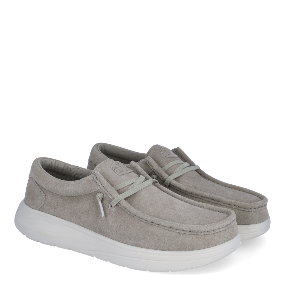 Náuticos de la marca Hey Dude, modelo WALLY COMF. Exterior de los náuticos en ante color beig. Interior de los náuticos en tela color beig y plantilla acolchada y extraíble. Cierre de los náuticos Hey Dude con cordones elásticos y suela plana de goma. Estos náuticos Hey Dude WALLY COMF, son el complemento perfecto para esta temporada, los podrás lucir con la máxima comodidad posible.