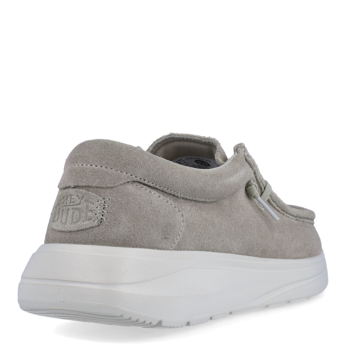 Náuticos de la marca Hey Dude, modelo WALLY COMF. Exterior de los náuticos en ante color beig. Interior de los náuticos en tela color beig y plantilla acolchada y extraíble. Cierre de los náuticos Hey Dude con cordones elásticos y suela plana de goma. Estos náuticos Hey Dude WALLY COMF, son el complemento perfecto para esta temporada, los podrás lucir con la máxima comodidad posible.