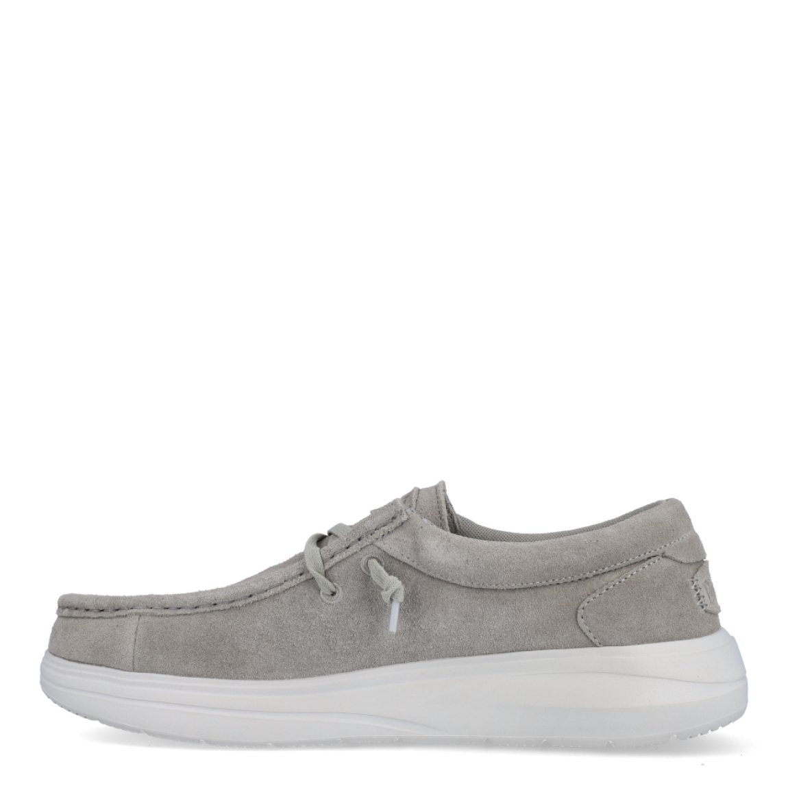 Náuticos de la marca Hey Dude, modelo WALLY COMF. Exterior de los náuticos en ante color beig. Interior de los náuticos en tela color beig y plantilla acolchada y extraíble. Cierre de los náuticos Hey Dude con cordones elásticos y suela plana de goma. Estos náuticos Hey Dude WALLY COMF, son el complemento perfecto para esta temporada, los podrás lucir con la máxima comodidad posible.