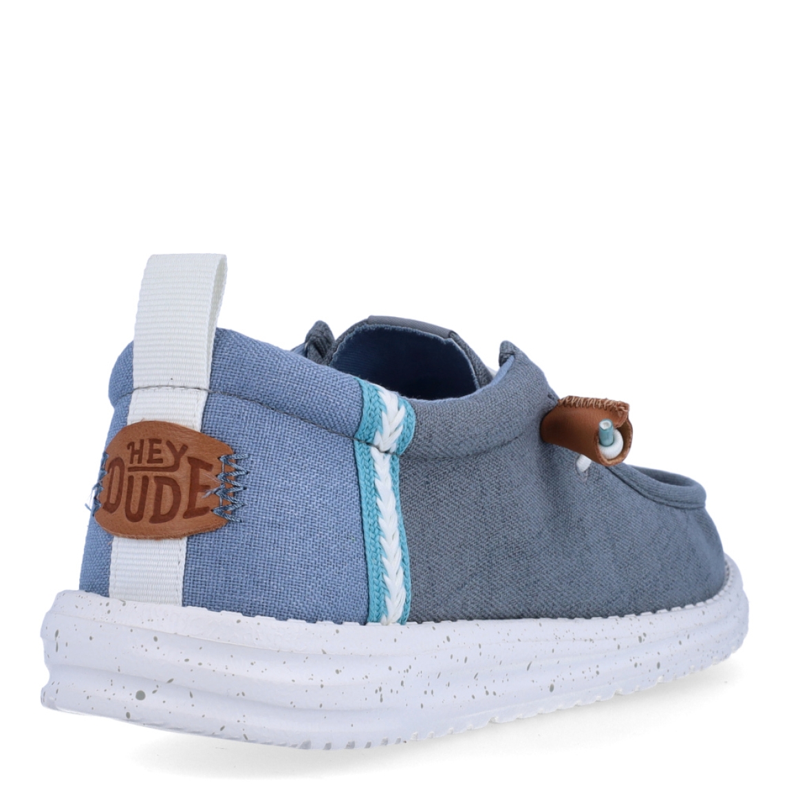 Náuticos de la marca Hey Dude, modelo WALLY. Exterior de los náuticos en ante color gris. Interior de los náuticos en tela color gris y plantilla acolchada y extraíble. Cierre de los náuticos Hey Dude con cordones elásticos blancos y suela plana de goma. Estos náuticos Hey Dude WALLY, son el complemento perfecto para esta temporada, los podrás lucir con la máxima comodidad posible.