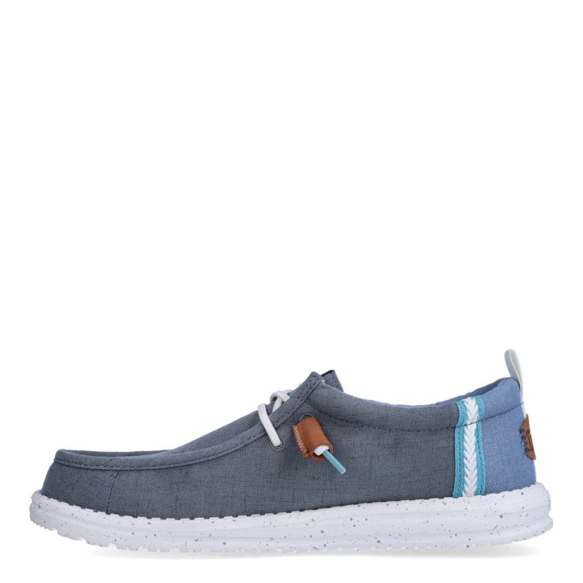 Náuticos de la marca Hey Dude, modelo WALLY. Exterior de los náuticos en ante color gris. Interior de los náuticos en tela color gris y plantilla acolchada y extraíble. Cierre de los náuticos Hey Dude con cordones elásticos blancos y suela plana de goma. Estos náuticos Hey Dude WALLY, son el complemento perfecto para esta temporada, los podrás lucir con la máxima comodidad posible.