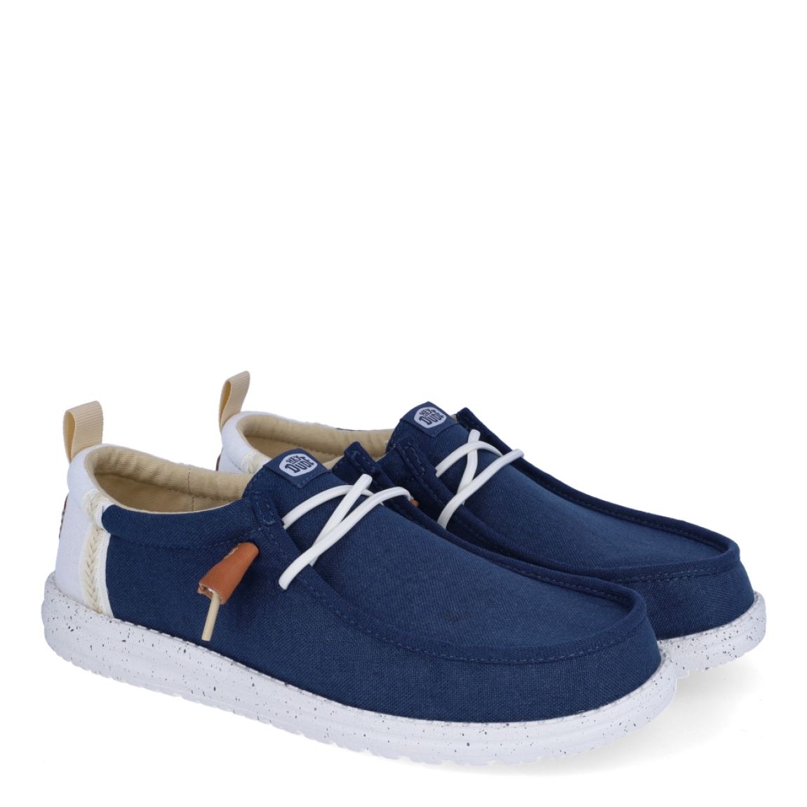 Náuticos de la marca Hey Dude, modelo WALLY COMF. Exterior de los náuticos en ante color azul. Interior de los náuticos en tela color beig y plantilla acolchada y extraíble. Cierre de los náuticos Hey Dude con cordones elásticos y suela plana de goma. Estos náuticos Hey Dude WALLY COMF, son el complemento perfecto para esta temporada, los podrás lucir con la máxima comodidad posible.