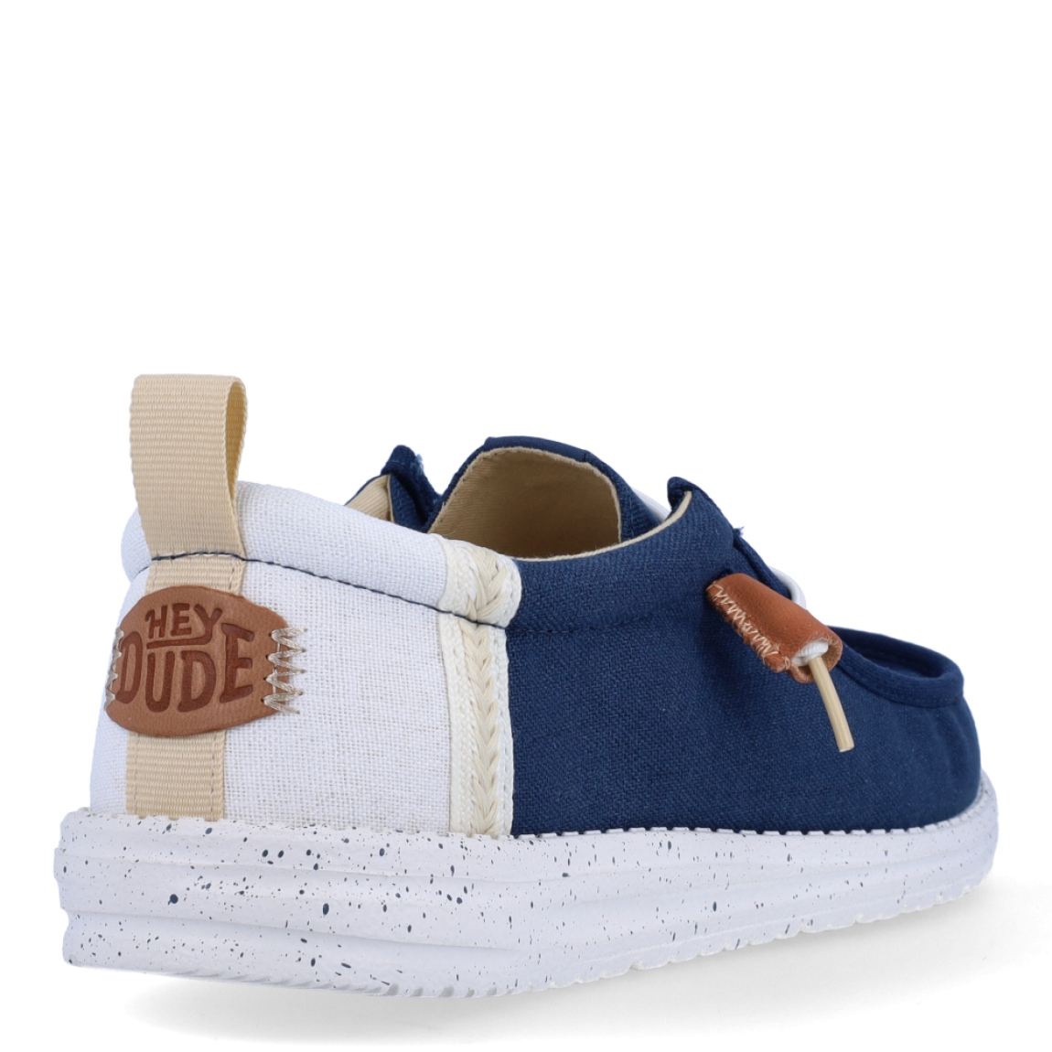 Náuticos de la marca Hey Dude, modelo WALLY COMF. Exterior de los náuticos en ante color azul. Interior de los náuticos en tela color beig y plantilla acolchada y extraíble. Cierre de los náuticos Hey Dude con cordones elásticos y suela plana de goma. Estos náuticos Hey Dude WALLY COMF, son el complemento perfecto para esta temporada, los podrás lucir con la máxima comodidad posible.