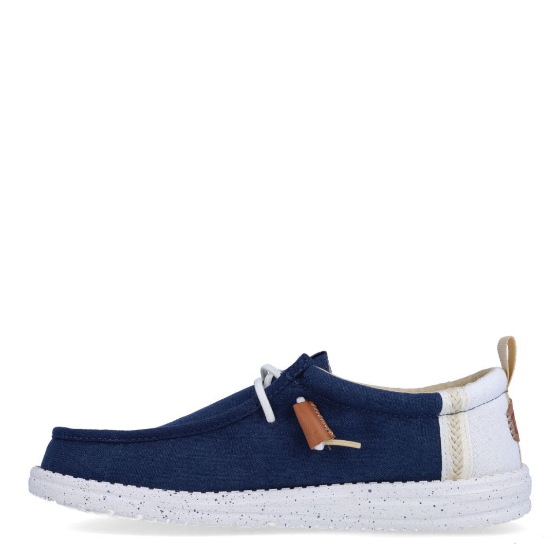 Náuticos de la marca Hey Dude, modelo WALLY COMF. Exterior de los náuticos en ante color azul. Interior de los náuticos en tela color beig y plantilla acolchada y extraíble. Cierre de los náuticos Hey Dude con cordones elásticos y suela plana de goma. Estos náuticos Hey Dude WALLY COMF, son el complemento perfecto para esta temporada, los podrás lucir con la máxima comodidad posible.