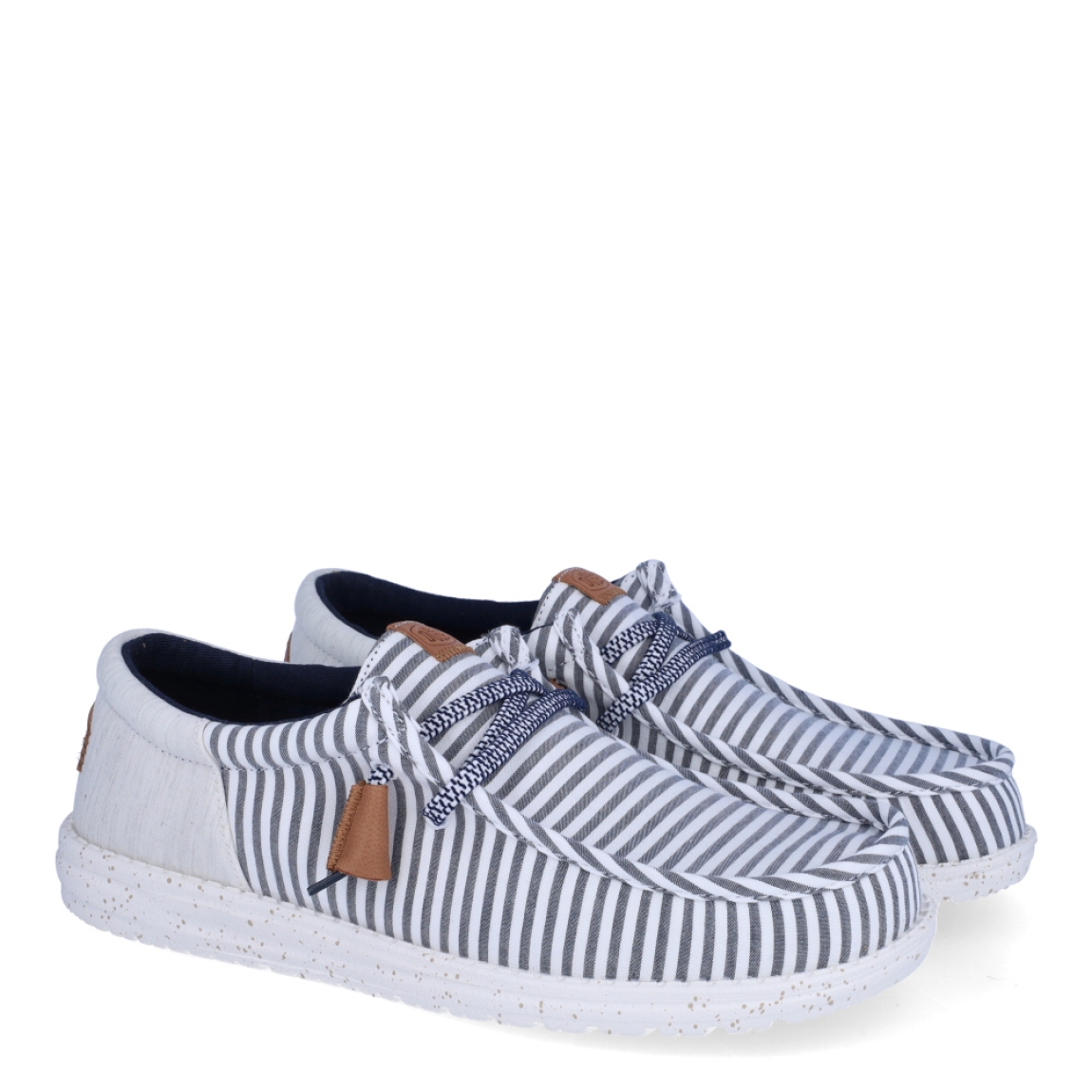 Náuticos de la marca Hey Dude, modelo WALLY FUNK. Exterior de los náuticos en tela color azul a rayas. Interior de los náuticos en tela color azul y plantilla acolchada y extraíble. Cierre de los náuticos Hey Dude con cordones elásticos y suela plana de goma. Estos náuticos Hey Dude WALLY FUNK, son el complemento perfecto para esta temporada, los podrás lucir con la máxima comodidad posible.