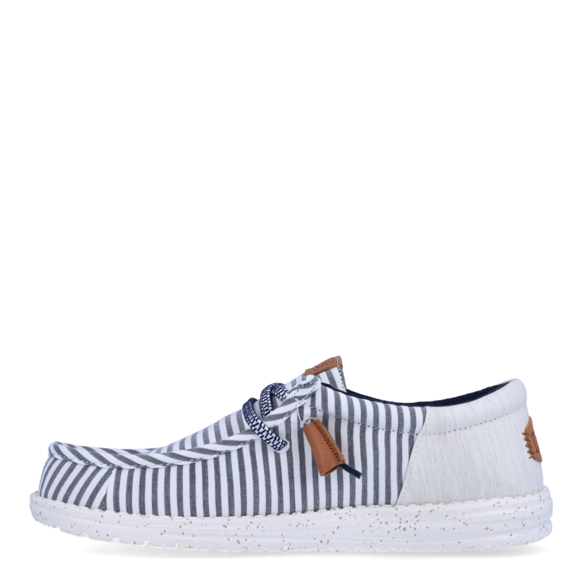 Náuticos de la marca Hey Dude, modelo WALLY FUNK. Exterior de los náuticos en tela color azul a rayas. Interior de los náuticos en tela color azul y plantilla acolchada y extraíble. Cierre de los náuticos Hey Dude con cordones elásticos y suela plana de goma. Estos náuticos Hey Dude WALLY FUNK, son el complemento perfecto para esta temporada, los podrás lucir con la máxima comodidad posible.