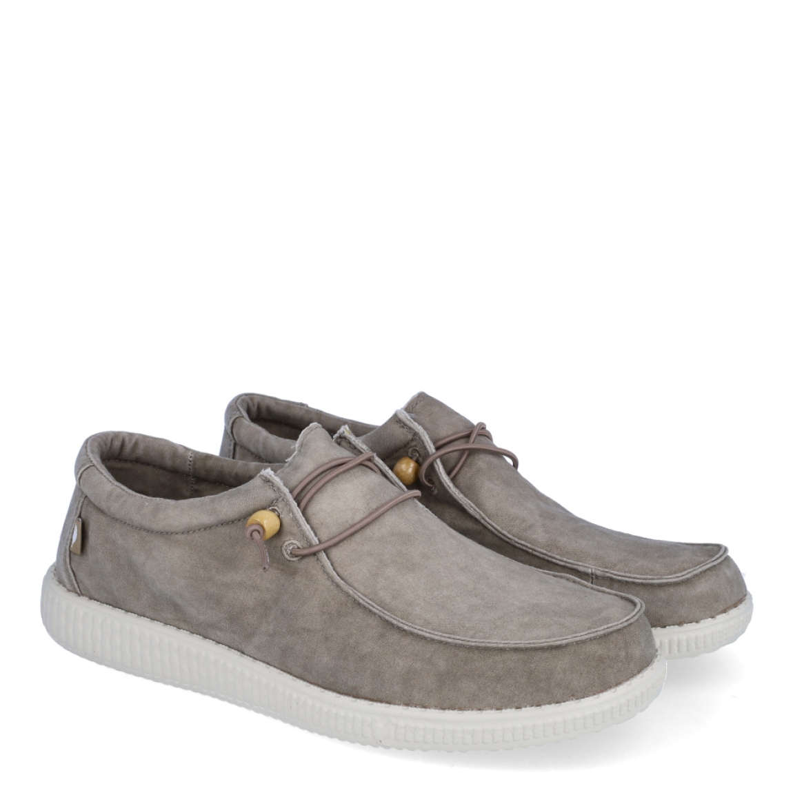 Náuticos de la marca Pitas, modelo WALLABI. Exterior de los náuticos en tela color beig. Interior de los náuticos en tela color beig y plantilla acolchada y extraíble. Cierre de los náuticos Hey Dude con cordones elásticos y suela plana de goma. Estos náuticos Pita WALLABI, son el complemento perfecto para esta temporada, los podrás lucir con la máxima comodidad posible.