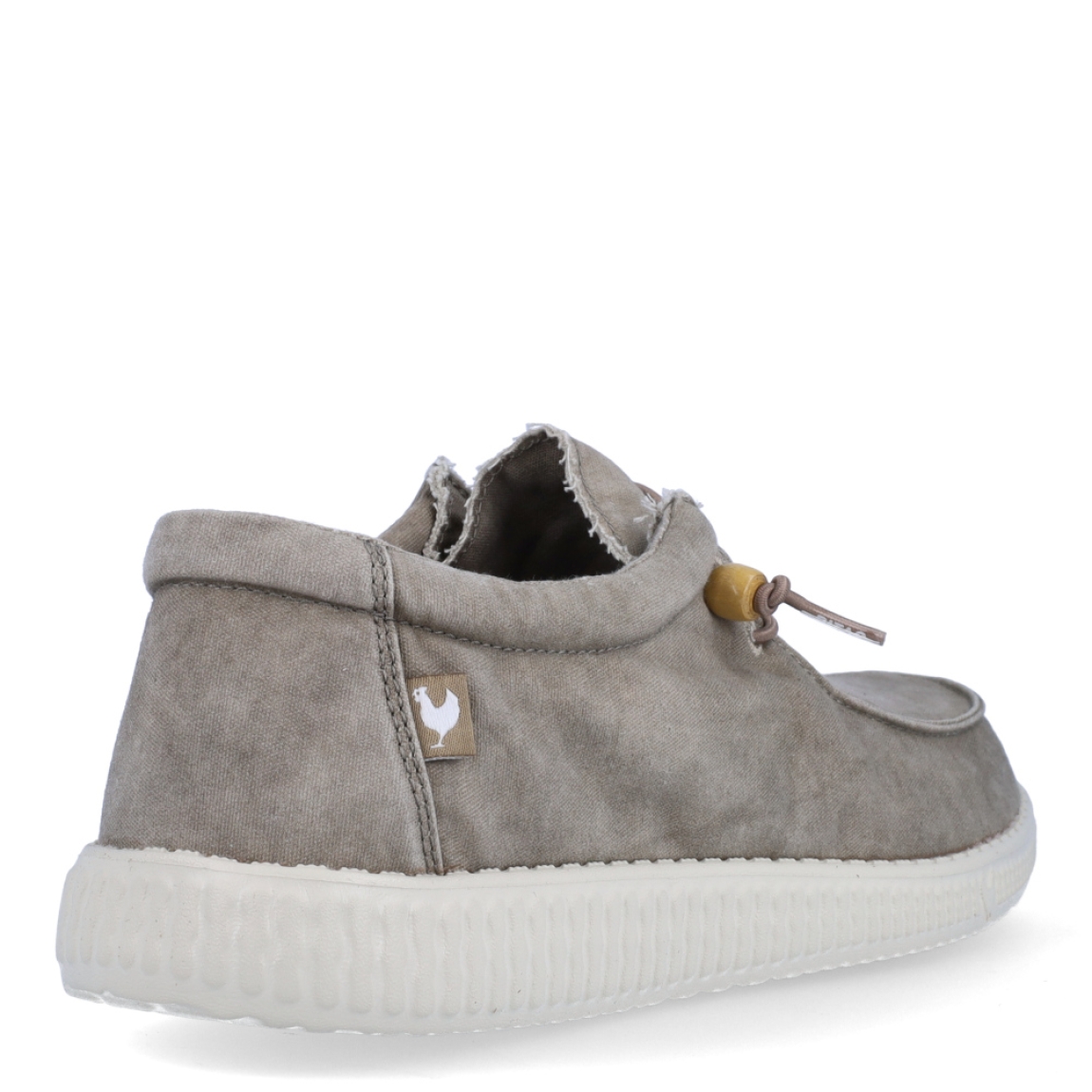 Náuticos de la marca Pitas, modelo WALLABI. Exterior de los náuticos en tela color beig. Interior de los náuticos en tela color beig y plantilla acolchada y extraíble. Cierre de los náuticos Hey Dude con cordones elásticos y suela plana de goma. Estos náuticos Pita WALLABI, son el complemento perfecto para esta temporada, los podrás lucir con la máxima comodidad posible.
