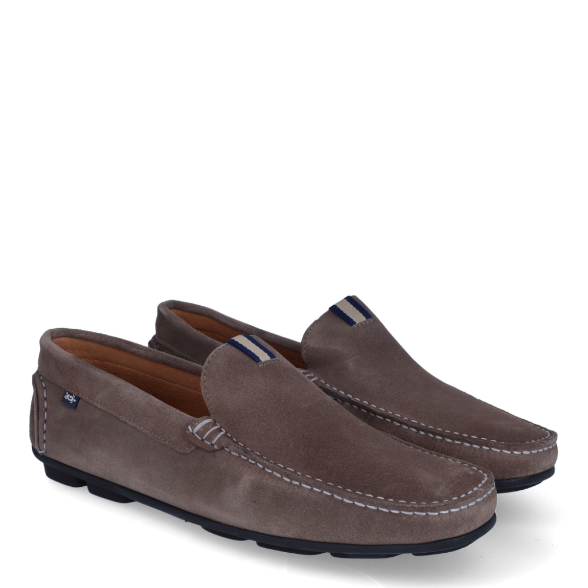 Mocasines de la marca Soler y Pastor, modelo DAIWO. Exterior en ante color taupe con punta redonda. Interior en piel color camel. Mocasines sin cordones y suela de goma plana. Estos mocasines Soler y Pastor DAIWO son unos clásicos, ideales para esta temporada!