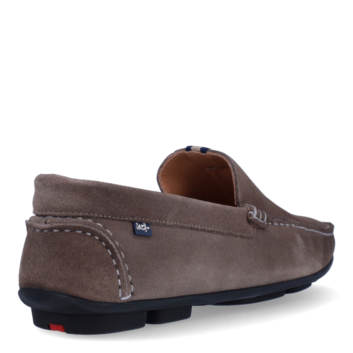 Mocasines de la marca Soler y Pastor, modelo DAIWO. Exterior en ante color taupe con punta redonda. Interior en piel color camel. Mocasines sin cordones y suela de goma plana. Estos mocasines Soler y Pastor DAIWO son unos clásicos, ideales para esta temporada!