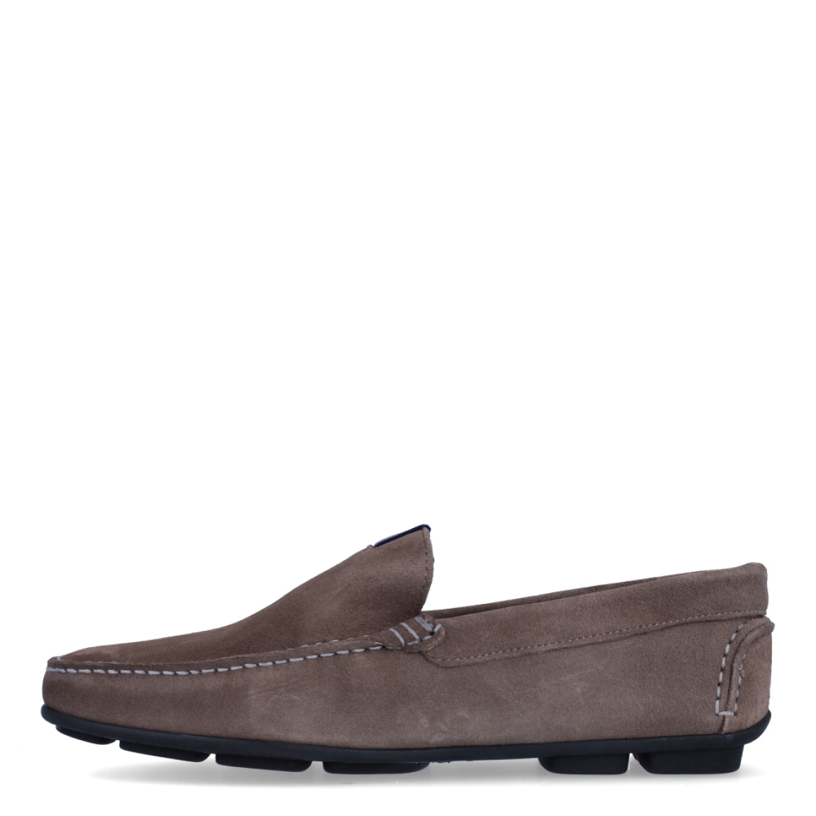 Mocasines de la marca Soler y Pastor, modelo DAIWO. Exterior en ante color taupe con punta redonda. Interior en piel color camel. Mocasines sin cordones y suela de goma plana. Estos mocasines Soler y Pastor DAIWO son unos clásicos, ideales para esta temporada!