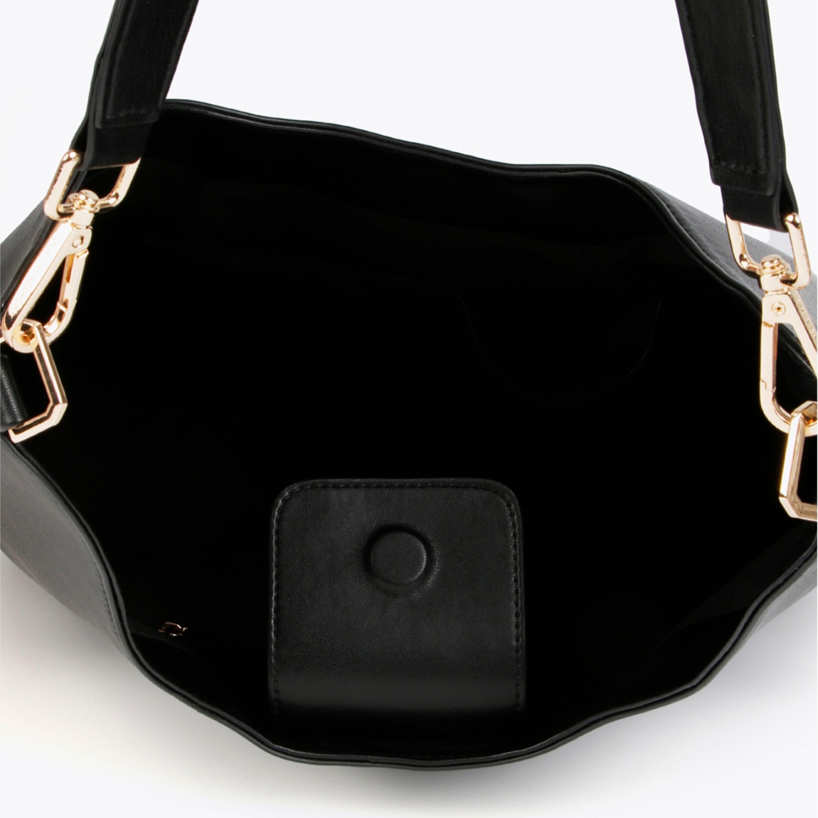 Bolso shopper de la marca Lola Casademunt, modelo LUQUE. Bolso elaborado en efecto piel con ojales metálicos cuadrados. Detalle de bolsillo interior con cremallera. Contiene asa para hombro y cierre de imán. ALTO: 40,5 cm - LARGO: 35,5 cm - ANCHO: 12,5 cm