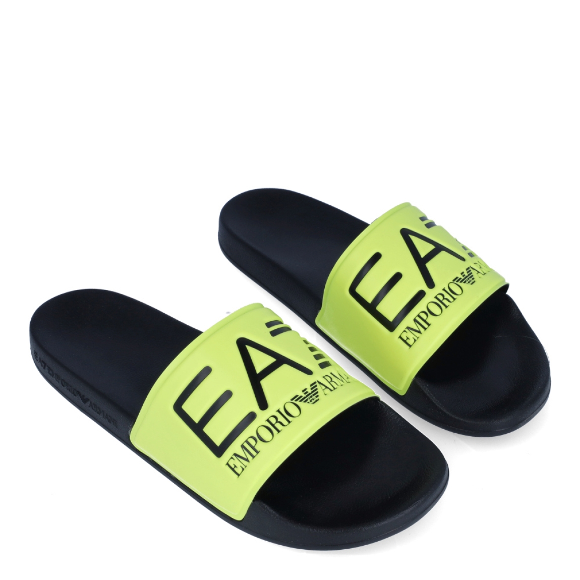 Sandalias de la marca Armani Exchange, modelo EA7. Exterior en neopreno color fluor con el logo en negro. Interior en neopreno color negro con plantilla de goma contorneada moldeada, suela exterior texturizada para mayor agarre. Estas sandalias Armani Exchange EA7 son unas clásicas, ideales para ir a todos lados esta temporada!